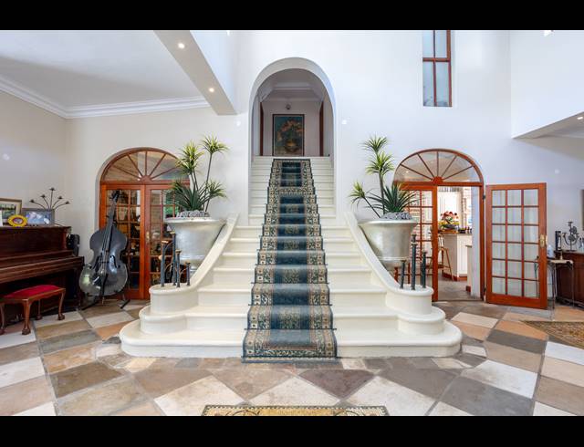6 BEDROOM FREEHOLD TO LET IN CONSTANTIA